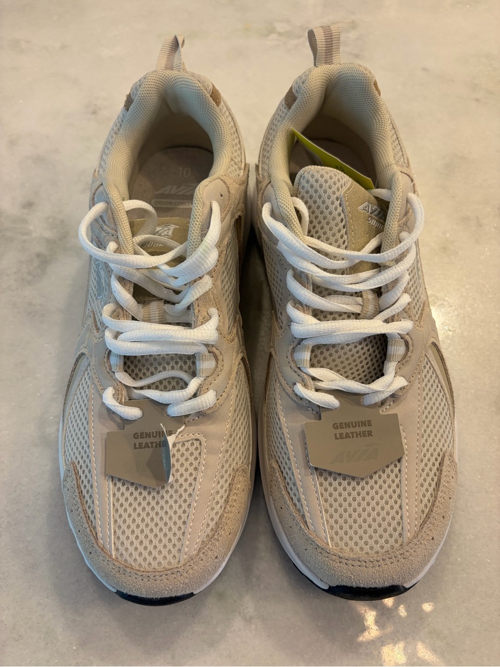 NWT Women’s Avia 5000 Beige and White leather Athletic Sneakers size 10